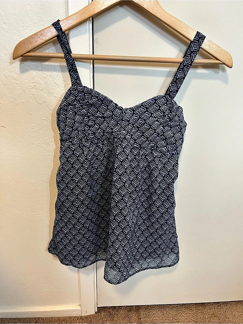 Hollister Geometric Camisole in Black & White Size XXS Like New